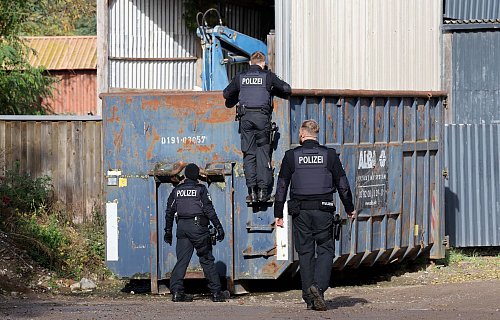 Laut Polizei fehlen konkrete Anhaltspunkte bei der Suche nach dem vermissten achtjährigen Fabian. - © Bernd Wüstneck/dpa
