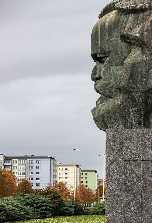 Überregional bekanntes Wahrzeichen von Chemnitz: Die riesige Karl-Marx-Büste des russischen Künstlers Lew Kerbel hat den Untergang der DDR überdauert. - © Jan Woitas/dpa-Zentralbild/dpa