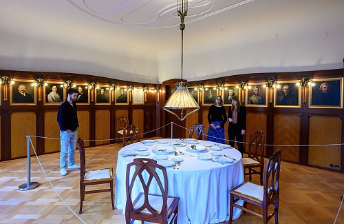 Zur Ausstellung in der Villa Esche zählt auch Originalmobiliar der Fabrikantenfamilie Esche, etwa im einstigen Speisezimmer. - © Hendrik Schmidt/dpa/dpa-tmn
