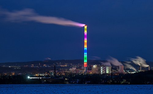 Nachts leuchtet der Schornstein des früheren Braunkohlekraftwerks weithin sichtbar in bunten Farben: Gestaltet wurde er vom Künstler Daniel Buren. - © Hendrik Schmidt/dpa