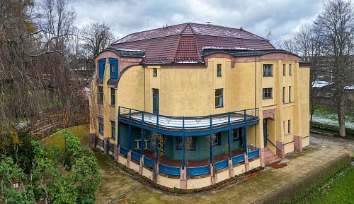 Die Villa Esche gilt als eine der kulturellen Highlights der Stadt - der Jugendstilbau wurde vom belgischen Architekten Henry van de Velde entworfen. - © Hendrik Schmidt/dpa/dpa-tmn