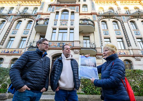 Gästeführerin Veronika Leonhardt zeigt die markanten Majolika-Häuser auf dem Chemnitzer Kaßberg. - © Hendrik Schmidt/dpa/dpa-tmn
