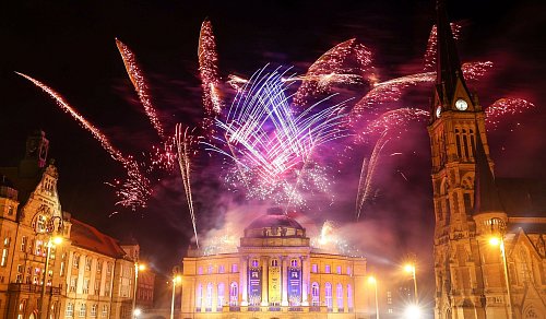 Feuerwerk zur Ernennung als Kulturhauptstadt 2025: Das Ensemble von König-Albert-Museum, Opernhaus und Petrikirche in Chemnitz. - © Jan Woitas/dpa-Zentralbild/dpa