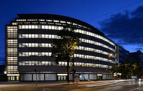Die Fassade des ehemaligen Kaufhauses Schocken - entworfen vom Architekt Erich Mendelsohn. Heute lädt hier das Staatliche Museum für Archäologie ein, in die Tiefen der Vergangenheit einzutauchen. - © Hendrik Schmidt/dpa/dpa-tmn