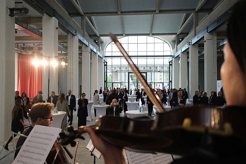 In der ehemaligen Hartmannfabrik werden die Besucher der Kulturhauptstadt empfangen. Die einstige Fabrikruine wurde mit Millionenaufwand zum Besucherzentrum aufgemöbelt. - © Sebastian Willnow/dpa
