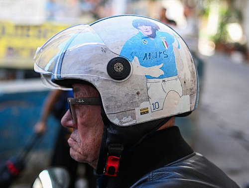 Diego Maradona wird in Neapel wie ein Heiliger verehrt. (Archivbild) - © Arne Dedert/dpa