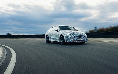 In den Startlöchern, voll unter Strom - aber noch leicht getarnt: der neue Mercedes CLA. - © Mercedes-Benz AG/dpa-tmn