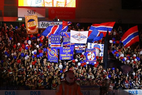 Flensburgs Fans feiern vor dem Spielbeginn. - © Michael Hundt/dpa