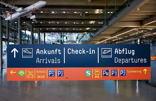 Spürbare Auswirkungen auf den Flugverkehr in NRW gab es zunächst nicht - der Check-in lief überall nach Plan. (Archivbild) - © Thomas Banneyer/dpa