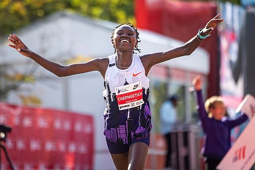 Siegerin Ruth Chepngetich. - © Tess Crowley/Chicago Tribune/AP/dpa