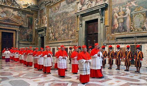 Tradition: Auf dem Weg zum Konklave im Jahr 2005. (Archivbild) - © Uncredited/Osservatore Romano via AP/dpa