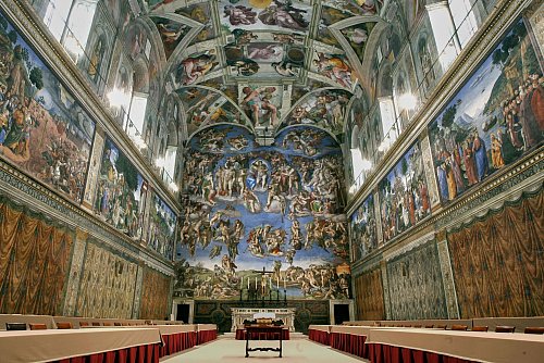 Schönes Wahllokal: die Sixtinische Kapelle. (Archivbild) - © Pier Paolo Cito/AP/dpa