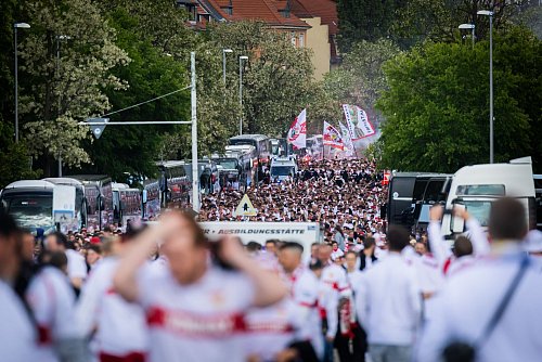 Tausende VfB-Fans zogen Richtung Stadion. - © Christoph Soeder/dpa