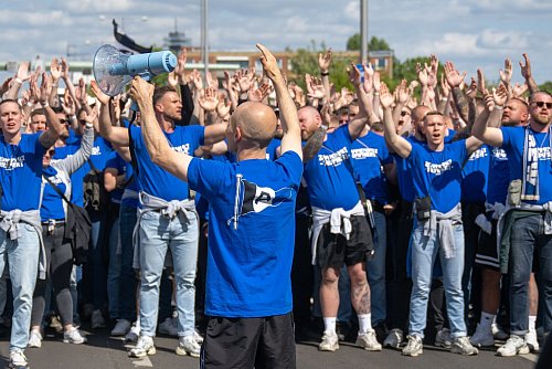 Gute Stimmung herrschte auch bei den Tausenden Arminia-Fans. - © Christophe Gateau/dpa