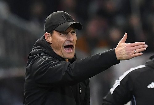 Dirigierte von außen: St. Paulis Trainer Alexander Blessin - © Daniel Bockwoldt/dpa