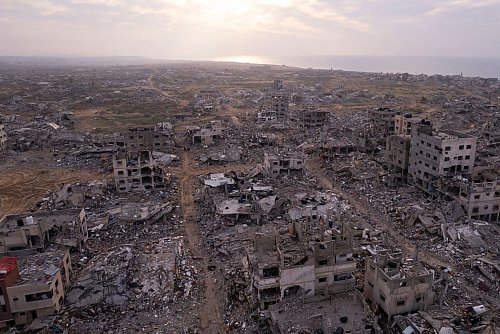 Trump will den weitgehend zerstörten Küstenstreifen in eine «Riviera des Nahen Ostens» verwandeln. - © Mohamamd Abu Samra/AP/dpa