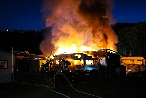 Rund 40 Einsatzkräfte waren mit der Löschung des Brands beschäftigt. - © Alex Talash/dpa