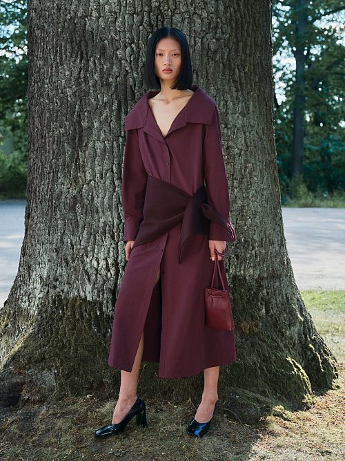 Der Trendton «Italian Plum» wie bei dem Kleid von Arket zu sehen, ist ein dunkler, fast mystischer Farbton, der an die Schatten in einem dichten Wald oder die Dämmerung eines Spätsommerabends erinnert. Er ist reich und vollmundig, wie der Geschmack einer reifen Pflaume (Kleid mit weitem Kragen ca. 119 Euro, Dreieckstuch ca. 69 Euro, Tasche ca. 79 Euro, Pumps ca. 229 Euro). - © Arket/dpa-tmn
