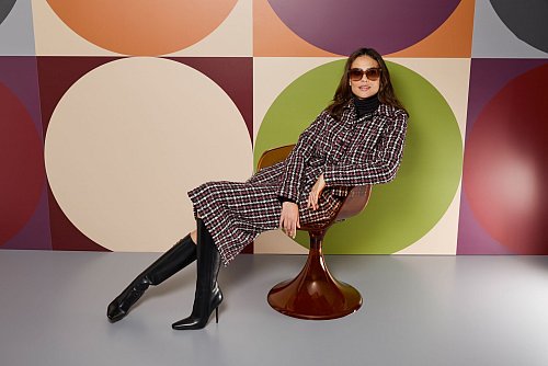 Die Kombination aus Bouclé und Karomuster, wie bei dem Look von Anna\'s dress affair, ist eine gute Wahl für alle, die einen trendigen und dennoch zeitlosen Look suchen (Bouclé-Rock ca. 259 Euro, Bouclé-Jacke ca. 399 Euro). - © Anna´s dress affair/dpa-tmn