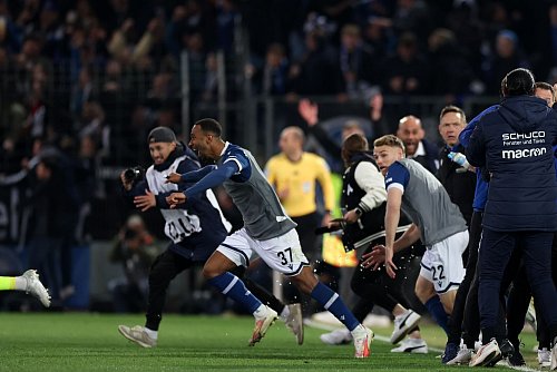 Der Moment des Siegs: Bielefelder Spieler stürmen auf den Rasen. - © Friso Gentsch/dpa
