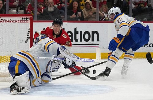Nico Sturm (Mitte) von den Florida Panthers könnte bereits zum zweiten Mal Stanley-Cup-Champion werden. - © Lynne Sladky/AP/dpa