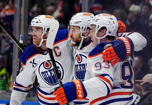 Auch Oilers-Kapitän Connor McDavid (l) wartet noch auf einen Stanley-Cup-Triumph - © Darryl Dyck/The Canadian Press via AP/dpa