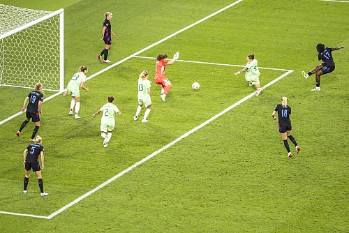 Drin ist das Ding: Agyemangs Ausgleich in der Nachspielzeit sorgt für die Verlängerung. - © Salvatore Di Nolfi/KEYSTONE/dpa