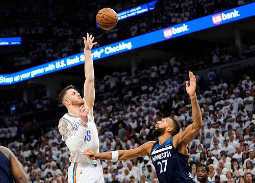 Isaiah Hartenstein kam gegen Minnesota nur selten so zum Zug. - © Abbie Parr/AP/dpa