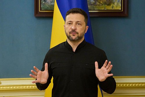 Der ukrainische Präsident Selenskyj lehnt Russlands Forderungen ab. - © Efrem Lukatsky/AP/dpa