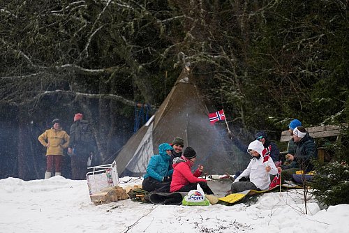 Camping auch bei Kälte und Regen: Norwegens Fans trotzen der Witterung. - © Matthias Schrader/AP/dpa