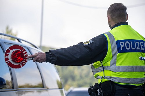 Binnengrenzkontrollen sind im Schengen-Raum eigentlich nicht vorgesehen. (Archivbild) - © Harald Tittel/dpa