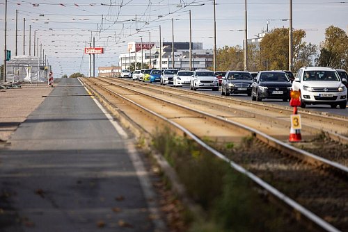 Die marode Josef-Kardinal-Frings-Brücke ist ein Nadelöhr zwischen Düsseldorf und Neuss. - © Thomas Banneyer/dpa