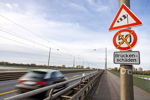 Nicht nur Lkws, auch Pkws sind von Einschränkungen auf maroden Brücken betroffen. (Archivbild) - © Thomas Banneyer/dpa