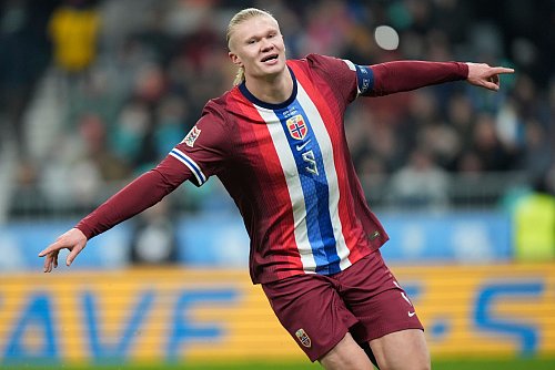 Norwegen mit Superstar Erling Haaland hat beste WM-Chancen. - © Darko Bandic/AP/dpa