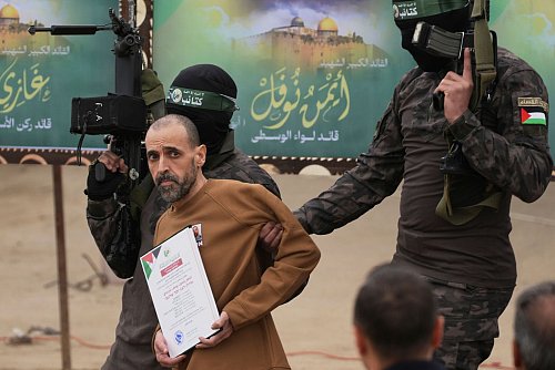 Einige Angehörige berichteten Medien, sie hätten die Geiseln bei ihrer Freilassung kaum wieder erkannt. - © Abdel Kareem Hana/AP/dpa