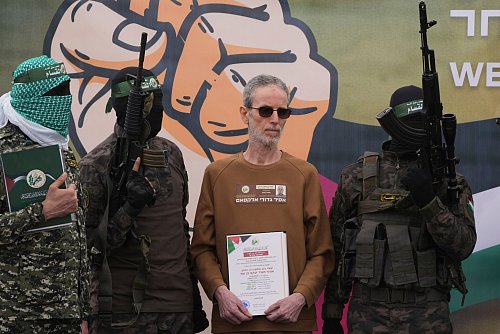 Auf einer Bühne mussten sich die Geiseln bei ihrer Freilassung israelischen Medien zufolge bei der Hamas für die «Fürsorge» während ihrer Geiselhaft bedanken. - © Abdel Kareem Hana/AP/dpa