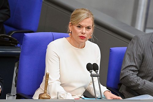 Bundestagspräsidentin Klöckner will die Arbeit des Parlaments künftig auch auf Tiktok vorstellen. (Archivbild) - © Katharina Kausche/dpa