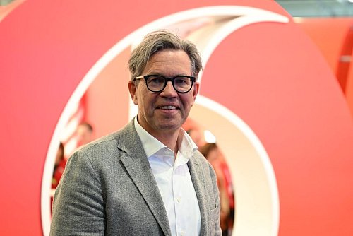 Vodafone-Deutschlandchef Marcel de Groot vor einem großen Plastik-Logo seiner Firma. - © Wolf von Dewitz/dpa