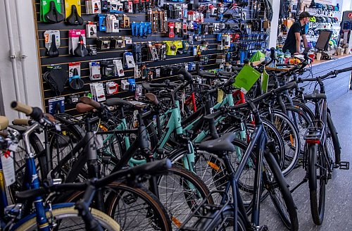 Der Fahrradhandel leert seine Lager. - © Jens Büttner/dpa
