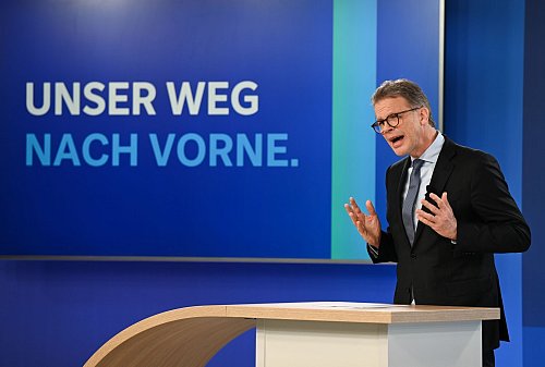 Vorstandschef Sewing: Höchster Vorsteuergewinn in einem Quartal seit 14 Jahren (Archivbild) - © Arne Dedert/dpa