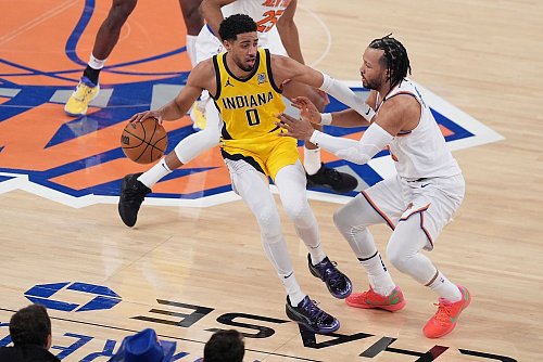 Indianas Tyrese Haliburton (l.) verlor das Duell der Star-Spielmacher klar gegen Jalen Brunson. - © Frank Franklin II/AP/dpa
