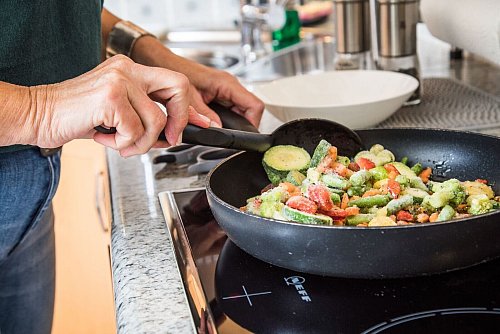 Tiefkühl-Gemüsemischung wird im Handumdrehen zur Gemüsepfanne. Angebratene Zwiebeln, Kräuter und Parmesan dazu - und schon ist eine Mahlzeit fertig. - © Christin Klose/dpa-tmn