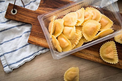 Im Kühl-Regal gibt es verschiedene frische Pasta, etwa auch Ravioli. Die sind nach ein paar Minuten gar oder braun gebraten und können dann einfach mit in die Pfanne. - © Christin Klose/dpa-tmn