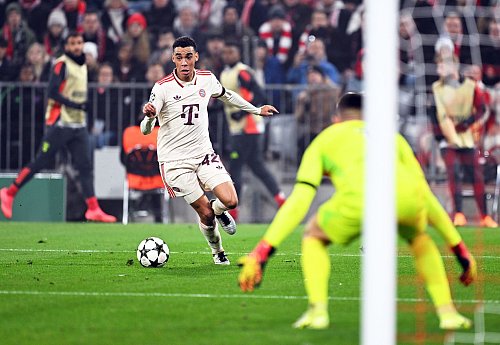 Die Bayern, hier Jamal Musiala (l), rannten immer wieder an auf das Tor von Benfica-Schlussmann Anatolij Trubin. - © Sven Hoppe/dpa