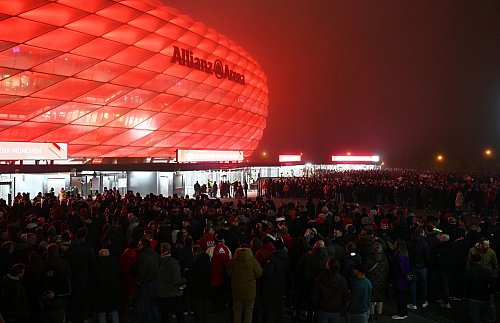 Fans strömen zur Allianz Arena. U-Bahn-Probleme erschwerten die Anreise und führten zu einen späteren Anpfiff. - © Sven Hoppe/dpa