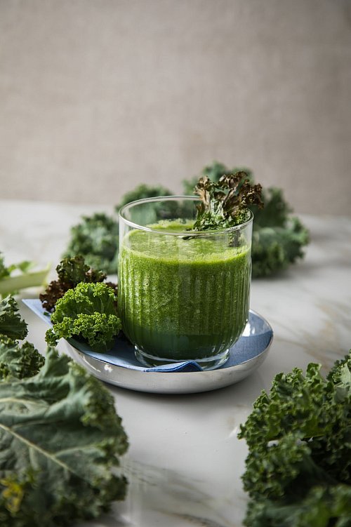 Grünkohl lässt sich zu einem erfrischenden, herbsüßen Smoothie mixen. - © Christin Klose/dpa-tmn