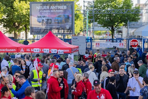 Statt zur Arbeit ins Werk zu gehen, bleiben die Streikenden vor dem Tor und holen sich Streik-Koupons ab. - © Rolf Vennenbernd/dpa