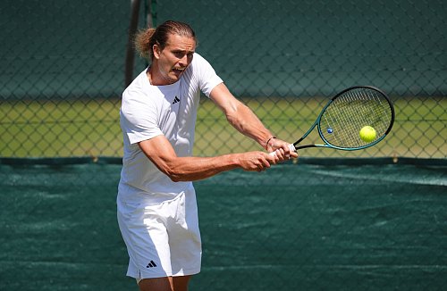 Alexander Zverev schuftet im Training für Wimbledon. - © John Walton/PA Wire/dpa