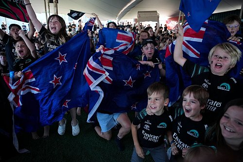 Jubel für Neuseeland: Erstmals gewann ein Team dreimal den America\\\'s Cup in Folge. - © Emilio Morenatti/AP/dpa