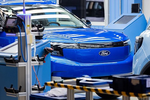 Im Pkw-Segment hat Ford nach eigenen Angaben in den vergangenen Jahren hohe Verluste gemacht. (Archivbild) - © Rolf Vennenbernd/dpa